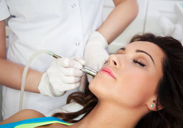 Woman getting laser face treatment - Depositphotos_41218841_xl-2015